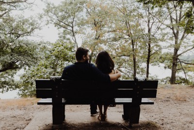 ζευγάρι κάθεται σε ένα παγκάκι αγκαλιασμένο και επιβεβαιώνει πως έχει κάνει την σωστή επιλογή συντρόφου με βάση την Κοινωνικό-ψυχολογική προσέγγιση