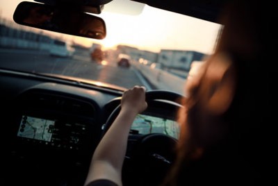 γυναίκα οδηγεί σε αυτοκινητόδρομο