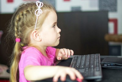 παιδί εγκλωβισμένο στο διαδίκτυο