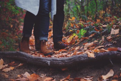 ζευγάρι περπατάει σε ένα δάσος