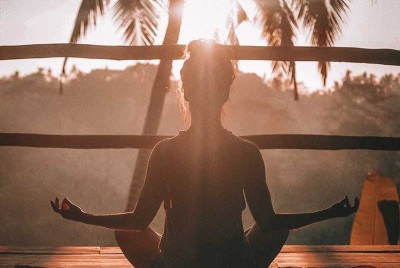 γυναίκα αναζητά θεραπεία για την διαχείριση του άγχους με Yoga 