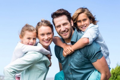 χαρούμενη οικογένεια με τους γονείς να έχουν καθένα από τα παιδιά τους ανάλογα με την προσωπικότητα και τα χαρακτηριστικά τους