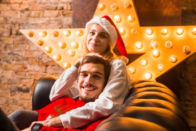 ζευγάρι χαμογελάει γιατί τα Χριστούγεννα είναι ημέρα αγάπης και χαράς