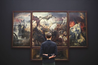 άντρας θαυμάζει έναν πίνακα και ευνοεί τη μακροζωία του