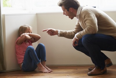 πατέρας φωνάζει στην κόρη του μια παιδική κακοποίηση υπεράνω πάσης υποψίας