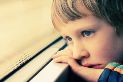 παιδί κοιτάζει έξω από το παράθυρο