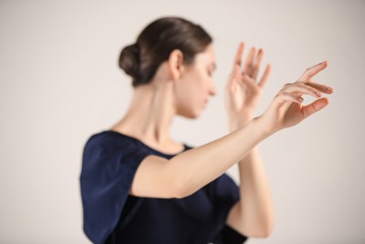 γυναίκα χρησιμοποιεί την Ψυχοθεραπευτική τεχνική της Αυθεντικής Κίνησης