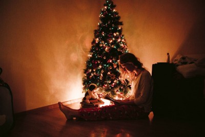 γυναίκα με κατάθλιψη μένει στο σπίτι του για τα Χριστούγεννα