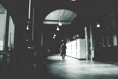 άνθρωπος περπατά σε σκοτεινούς διαδρόμους