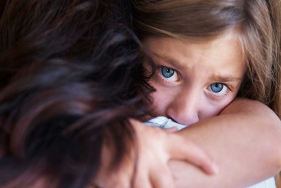κοριτσάκι με μπλε μάτια αγκαλιάζει τη μητέρα του