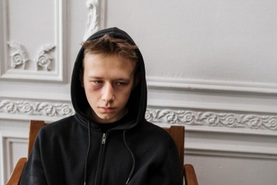 νεαρό άτομο βιώνει άγχος και στρες που συμβάλλουν στη νεανική βία