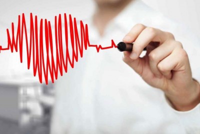 γιατρός που ζωγραφίζει μία κόκκινη καρδιά σε γυαλί σαν καρδιογράφημα