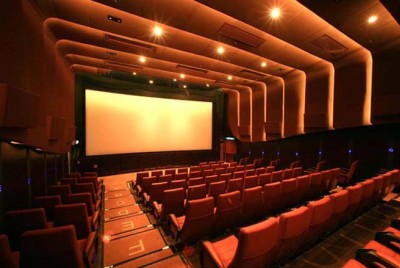 μια άδεια αίθουσα σινεμά