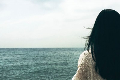 γυναίκα κοιτάζει προς τη θάλασσα και απεικονίζει της ψυχοθεραπείας της μέσα από 10 σκίτσα