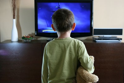 παιδί μπροστά από την τηλεόραση παρακολουθεί βία