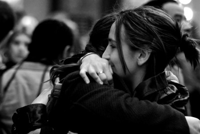 δυο κοπέλες που αγκαλιάζονται και κλαίνε