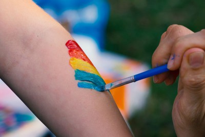 πολύχρωμες πινελιές σε χέρι ενάντια στην ομοφοβία και το ρατσισμό
