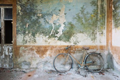 ποδήλατο ακουμπισμένο σε παλιό ξεθωριασμένο τοίχο