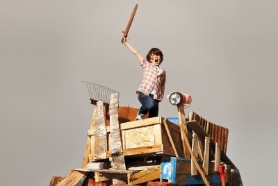 παιδί κρατάει ξύλινο σπαθί σε αυτοσχέδιο οχυρό και απεικονίζει την παρακμή του παιχνιδιού και την άνοδο των ψυχικών διαταραχών στα παιδιά