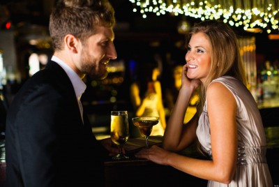 ένας άντρας και μια γυναίκα συζητούν σε ένα μπαρ