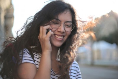 γυναίκα αναγνωρίζει ότι είναι πιο ωφέλιμο να μιλάμε στο τηλέφωνο από το texting