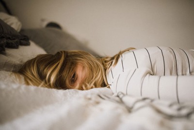 γυναίκα ψάχνει 12 τρόπους για να “απενεργοποιήσει” τον εγκέφαλο της πριν τον ύπνο
