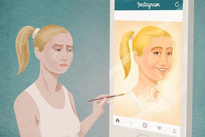 γυναίκα που κλαίει ζωγραφίζει πίνακα με το πρόσωπό της στο Instagram