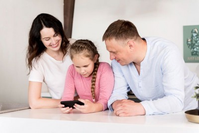 γονείς δίνουν κινητό στο παιδί τους