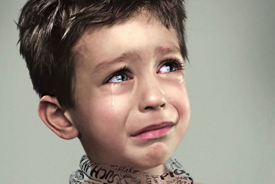 παιδί που κλαίει και τον πνίγει χέρι φτιαγμένο από λέξεις