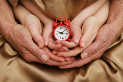 ρολόι που βρίσκεται μέσα στα χέρια μωρού, πατέρας, μητέρας