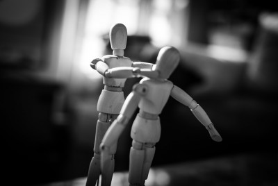 δύο ξύλινες κούκλες αντιπροσωπεύουν την έμφυλη βία