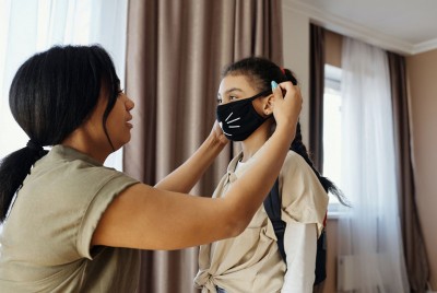 μητέρα φοράει μάσκα στο παιδί της και υποστηρίζει την ψυχική υγεία του