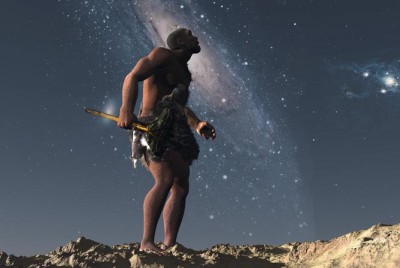 προϊστορικός γιγάντιος άνθρωπος μπροστά από ένα γαλαξία