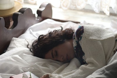γυναίκα σκέφτεται την επιστήμη του μεσημεριανού ύπνου