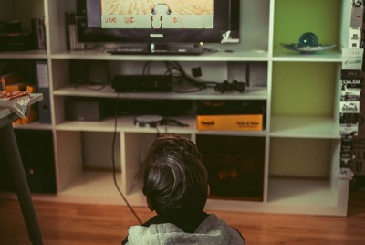 παιδί που παίζει βιντεοπαιχνίδι έχει βελτιωμένη μνήμη εργασίας 