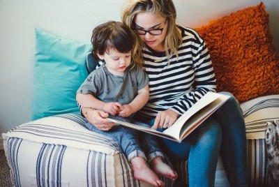 γονέας μαθαίνει στο παιδί του να διαβάζει