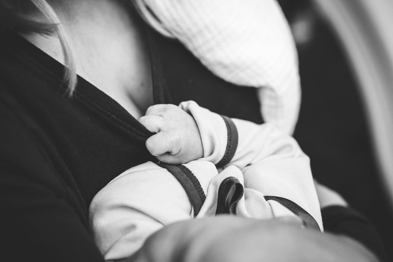 μωρό στην αγκαλιά της μητέρας του είναι προσκολλημένο πάνω της κάτι που επιδρά στον εγκέφαλό του