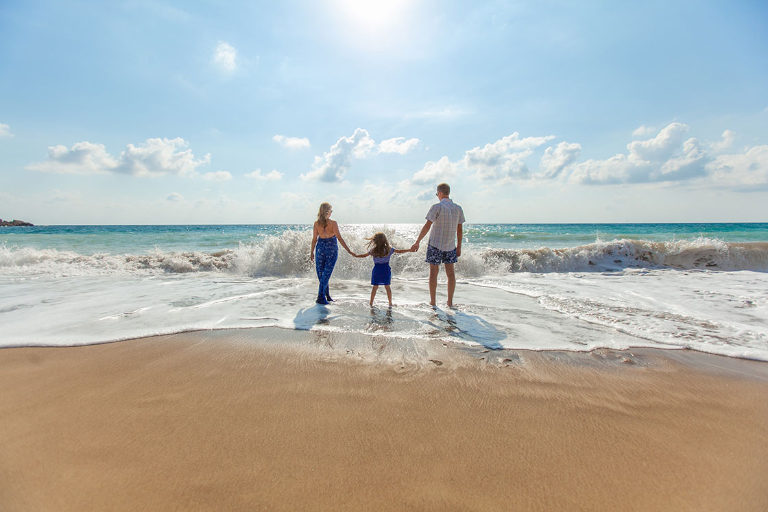 οικογένεια στην παραλία παρουσιάζει την θεωρία της προσκόλλησης στην παιδική ηλικία