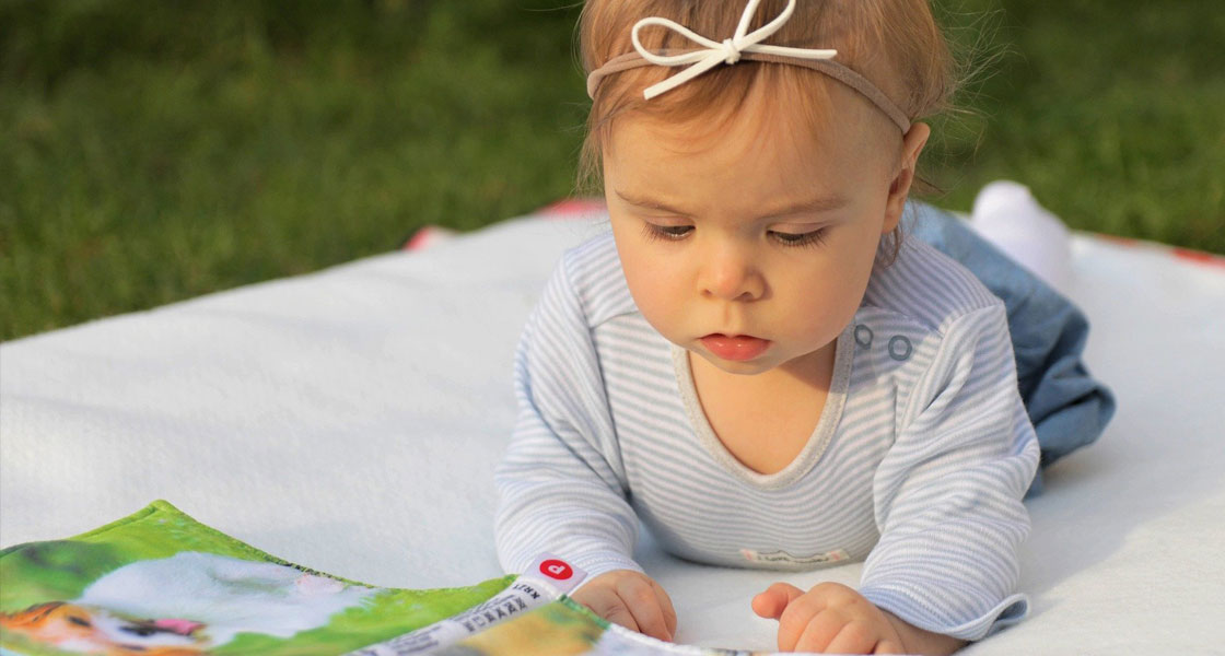 μωρό που διαβάζει περιοδικό στη φύση