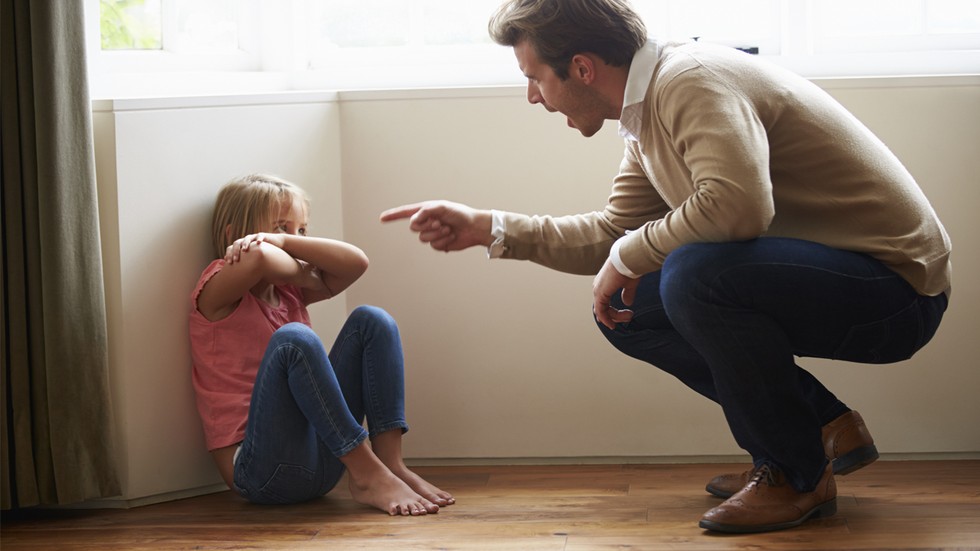 πατέρας φωνάζει στην κόρη του μια παιδική κακοποίηση υπεράνω πάσης υποψίας