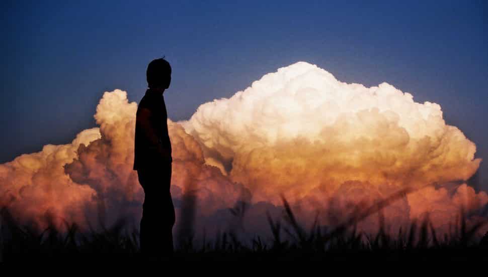 σιλουέτα άντρα με φόντο συννεφιασμένο ουρανό