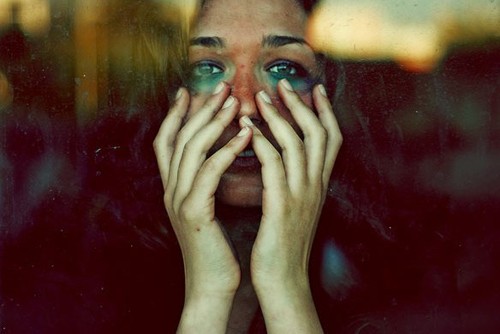 γυναίκα που κλαίει καλύπτει το πρόσωπό της