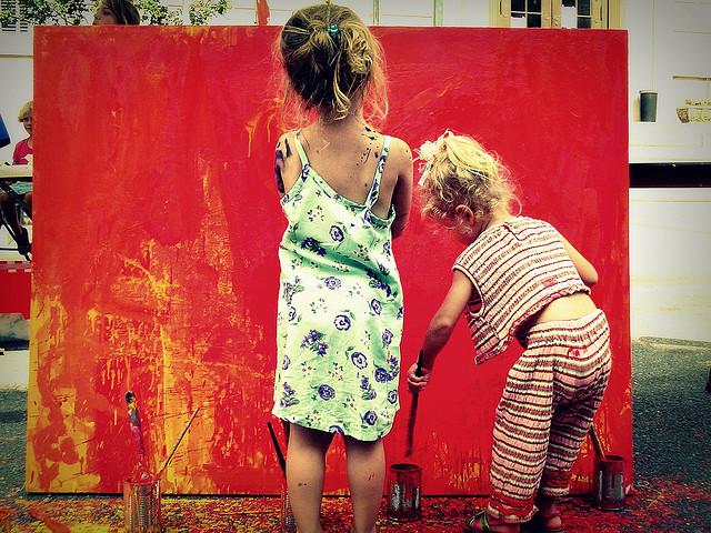 δύο παιδιά που βάφουν ένα τοίχο