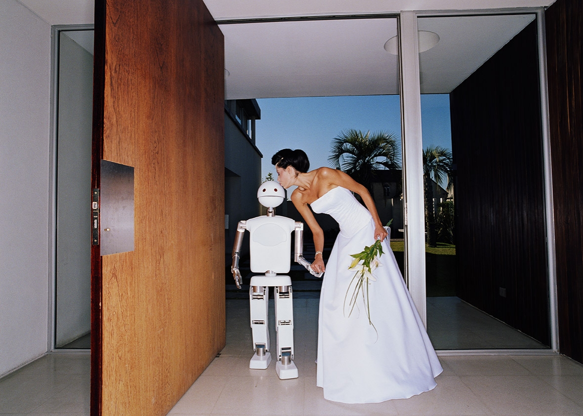 γυναίκα νύφη φιλάει ένα ρομπότ