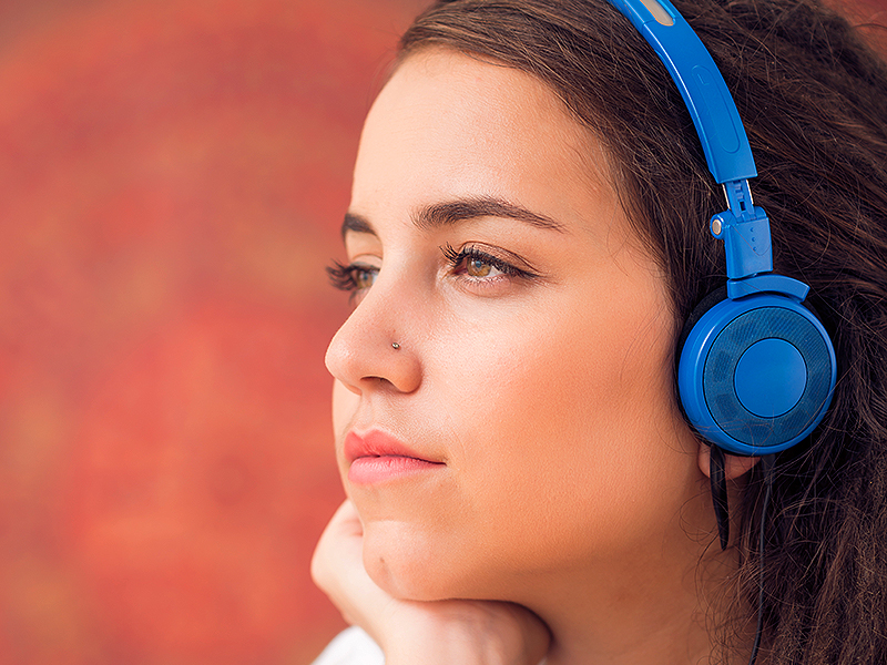 γυναίκα ακούει μουσική με μπλε ακουστικά