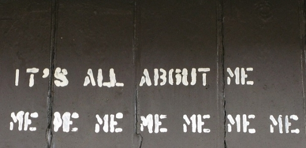 λέξεις γραμμένες σε ένα τοίχο υποδεικνύουν την Ναρκισσιστική Διαταραχή Προσωπικότητα