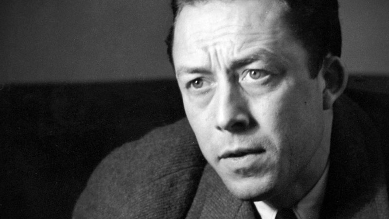 ο Albert Camus κοιτάει προς τον φακό