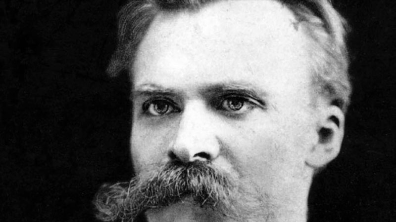 ο Friedrich Nietzsche κοιτάει αλλού για τη φωτογραφία