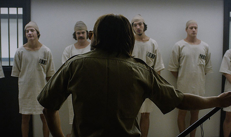 εικόνα από το πείραμα του Στάνφορντ με φυλακισμένους με κουκούλες και φύλακες