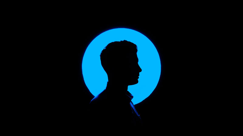 άνδρας μπροστά από ένα κυκλικό μπλε φως